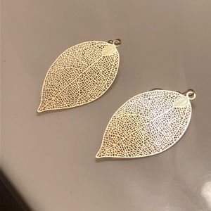 WOMEN’S FOREVER 21 GOLDEN LEAF EARRINGS